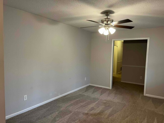 Building Photo - Caroline St. - 3BR / 2BA