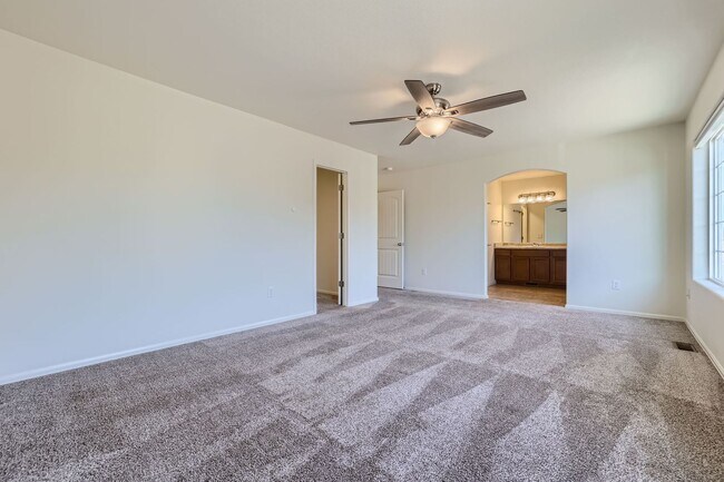 Building Photo - 3 bedroom townhome on north side, attached...