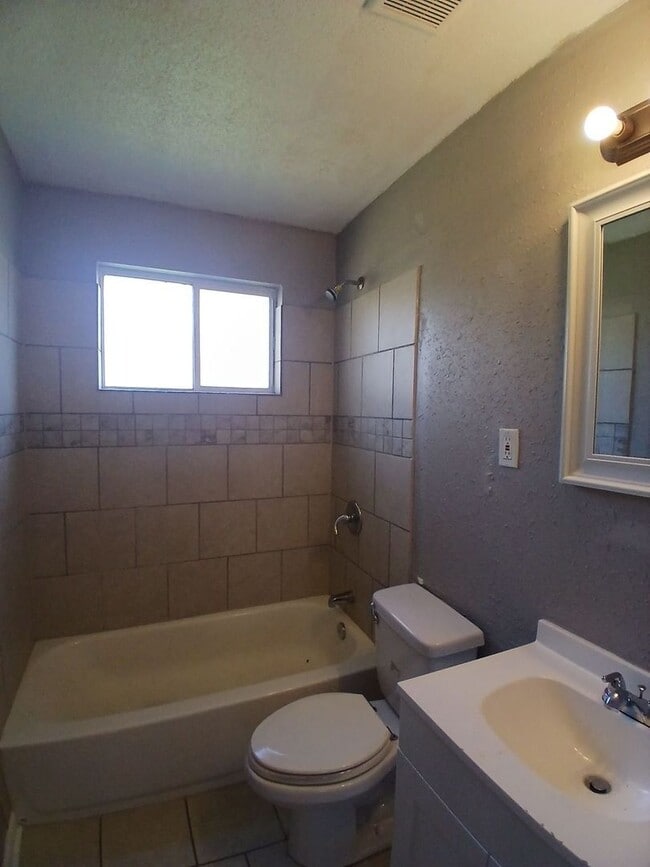 Building Photo - Move in Ready 4 Bedroom, 1 Bath | Open to Section 8