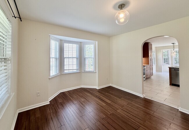 Building Photo - 2729 E Shoreham St