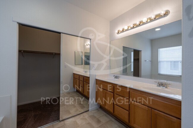 Building Photo - Spacious 3-Bedroom Home in Gated Lincoln Crossing Community