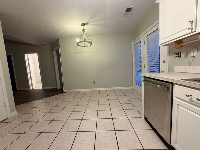 Building Photo - 3 Bedroom Available Now!