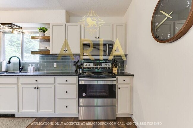Building Photo - Unique 3 bed/2 bath Property with HUGE Bon...