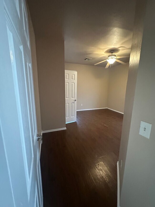 Building Photo - 2504 Thomas Dr