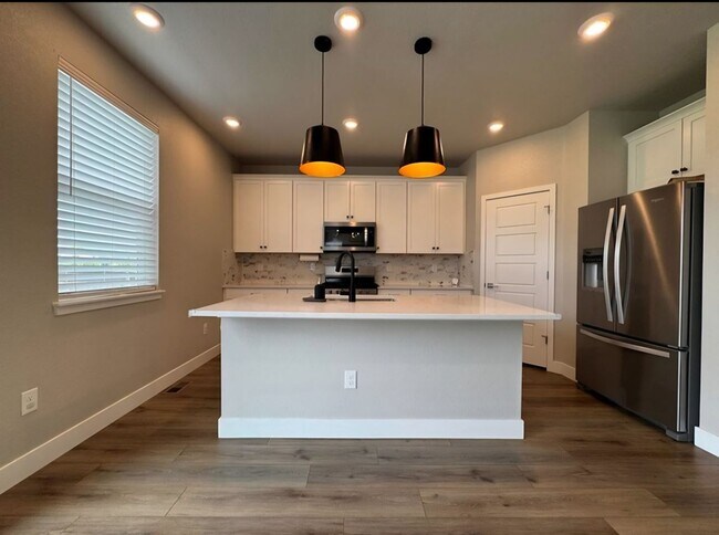 Building Photo - Spacious 3 bed 3 bath 2-story comfortable ...