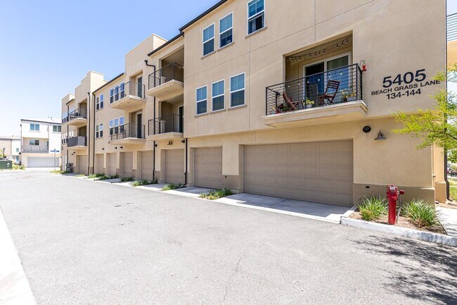Building Photo - LIGHT & BRIGHT 2 BEDROOM W/GARAGE & LAUNDR...
