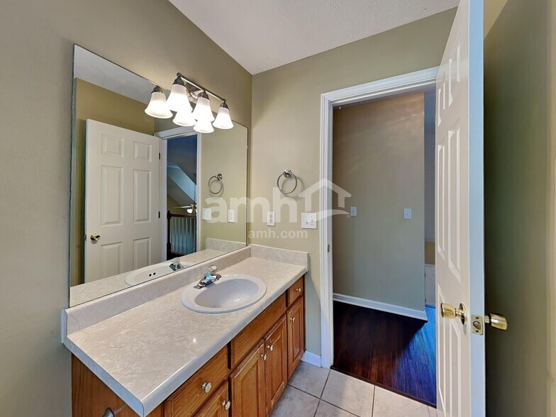 Building Photo - 717 Veneta View Dr