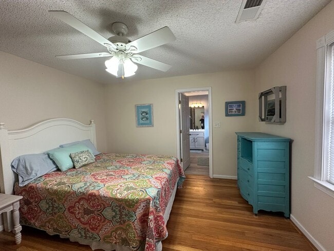 Building Photo - 2 Bed 2 Bath Fully Furnished Home