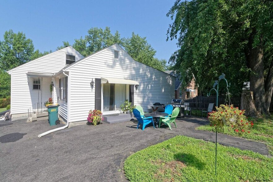Building Photo - 263 N Greenbush Rd