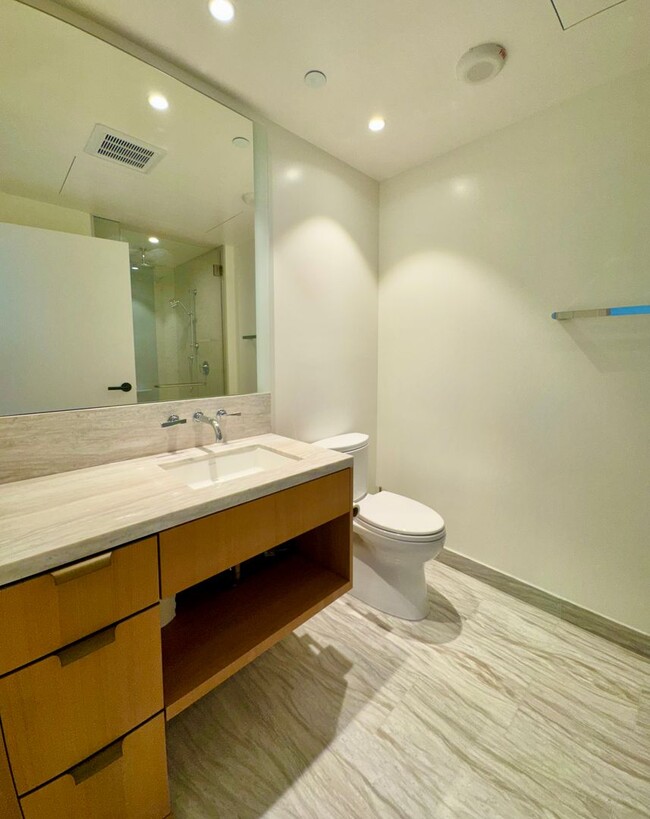 Building Photo - Fully Furnished unit in the NEW-VICTORIA P...