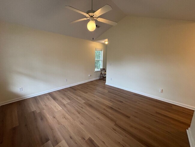 Building Photo - 3 Bed 3 Bath Garage Apartment Home