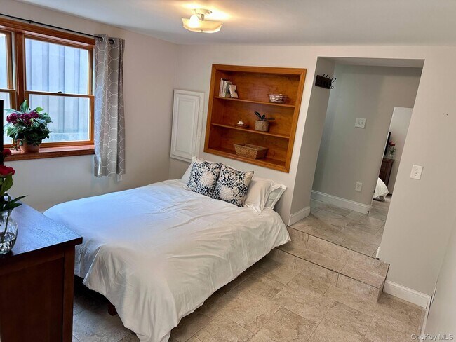 Building Photo - 322 E Beech St