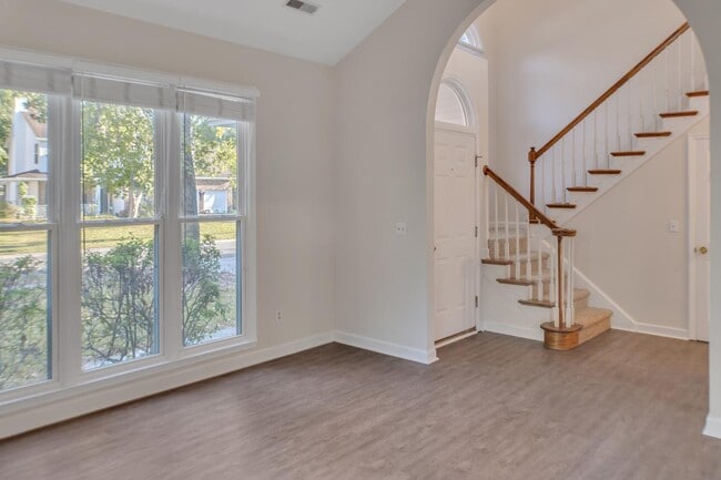 Building Photo - 207 Essex Dr