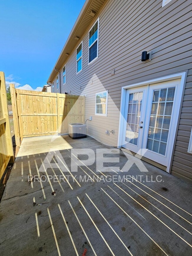 Building Photo - AVALON TOWNHOMES – LIKE NEW - 2 Bd/2.5 Ba Townhome off Topside Road with convenient access to Mar...