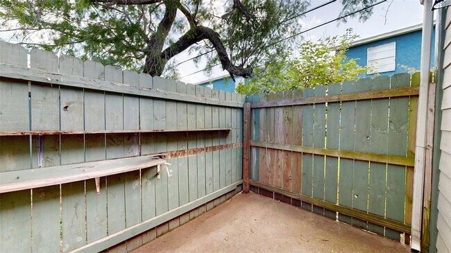 Building Photo - 725 Peppertree Dr