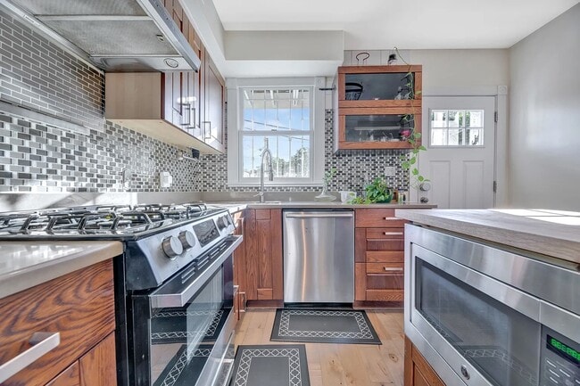 Building Photo - 639 20th St NE