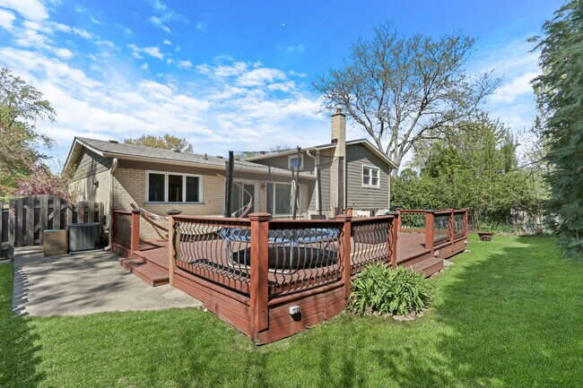 Building Photo - 107 E Burr Oak Dr