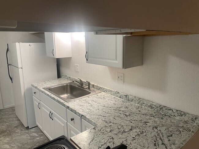 Building Photo - 424 W Wilson Ave