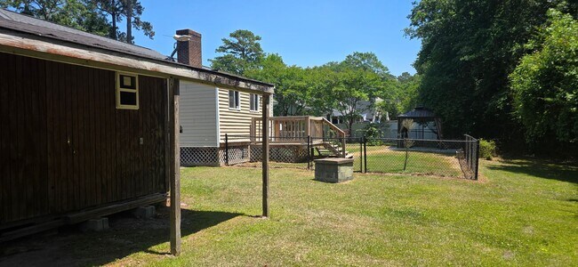 Building Photo - Nice Home with Many Amenities