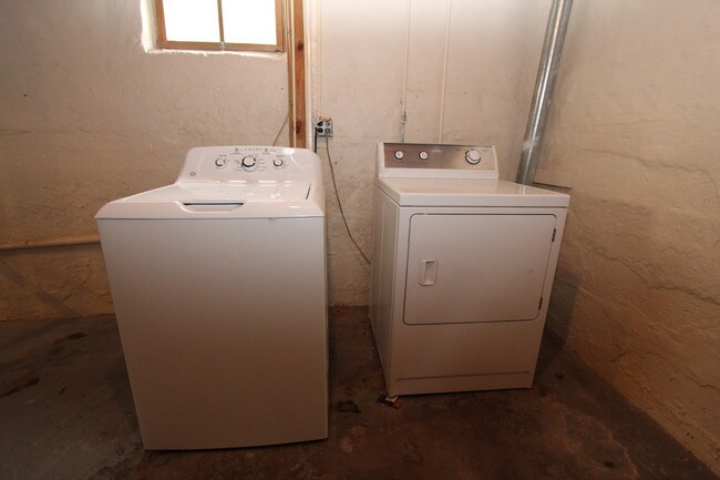 Building Photo - 548 Giddings Ave SE