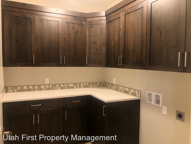 Building Photo - 4 br, 3 bath House - 358 S Buckthorn Lane