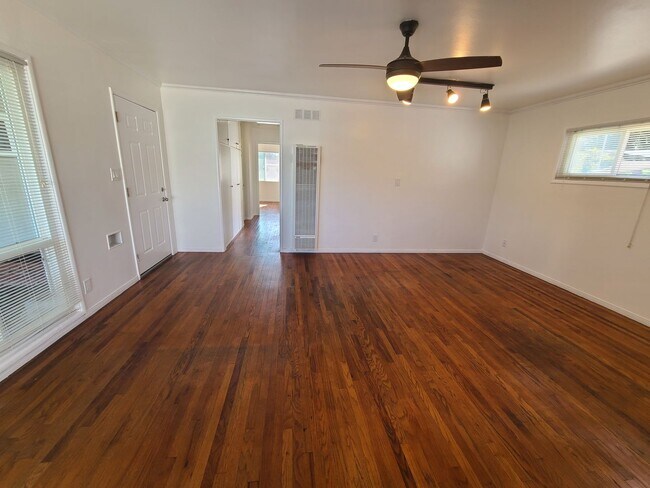 Building Photo - Spacious Ocean Beach 2 bed 1 bath just a f...