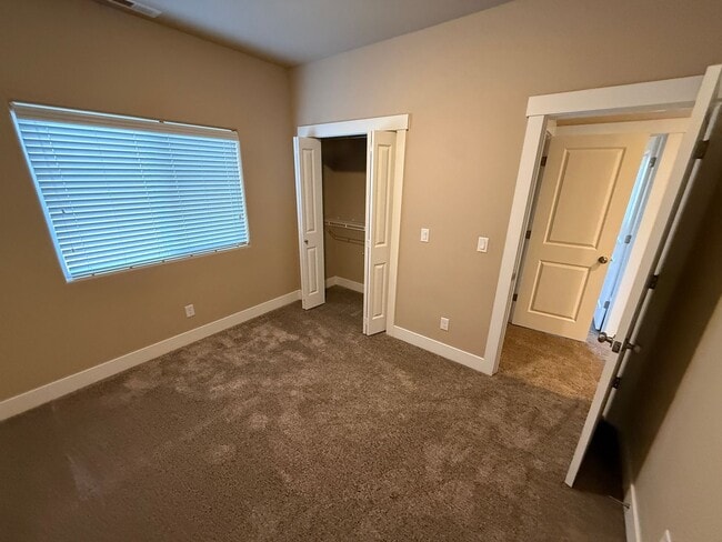 Building Photo - Nice 4bed/2.5 Bath Home, Gas Range