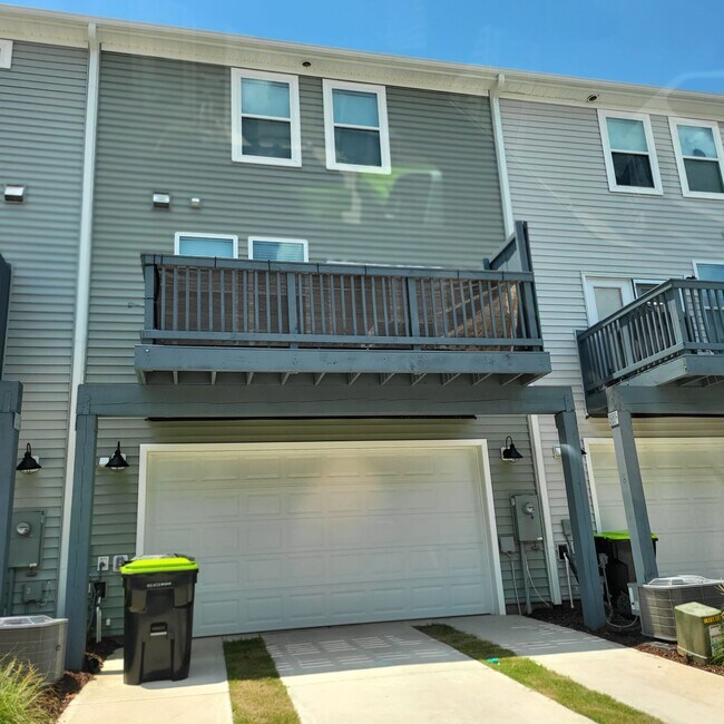 Building Photo - 436 Church St