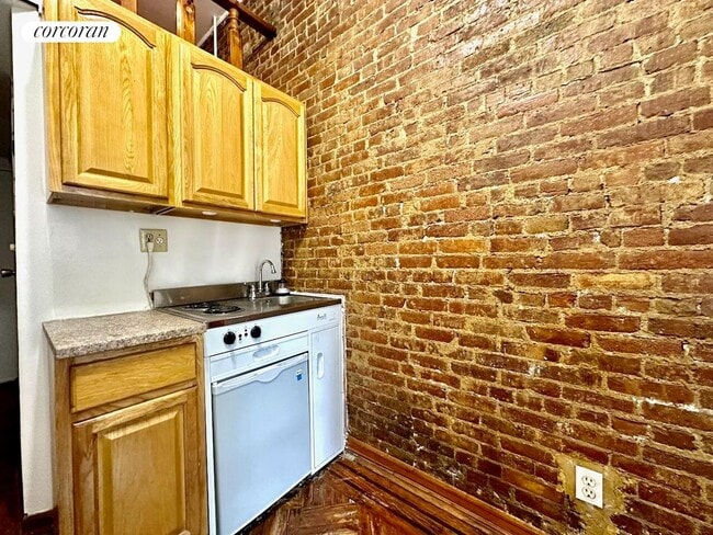 Building Photo - 103 W 70th St