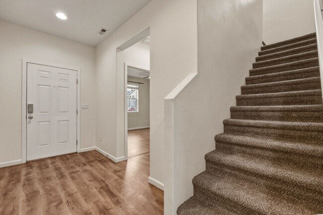 Building Photo - MOVE IN READY NOW! A/C! Multi generational living? Home office? Tumwater School District