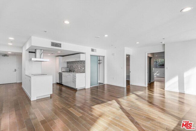 Building Photo - 901 Flower St