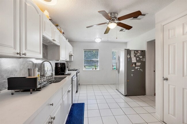 Building Photo - 13392 Southshore Dr