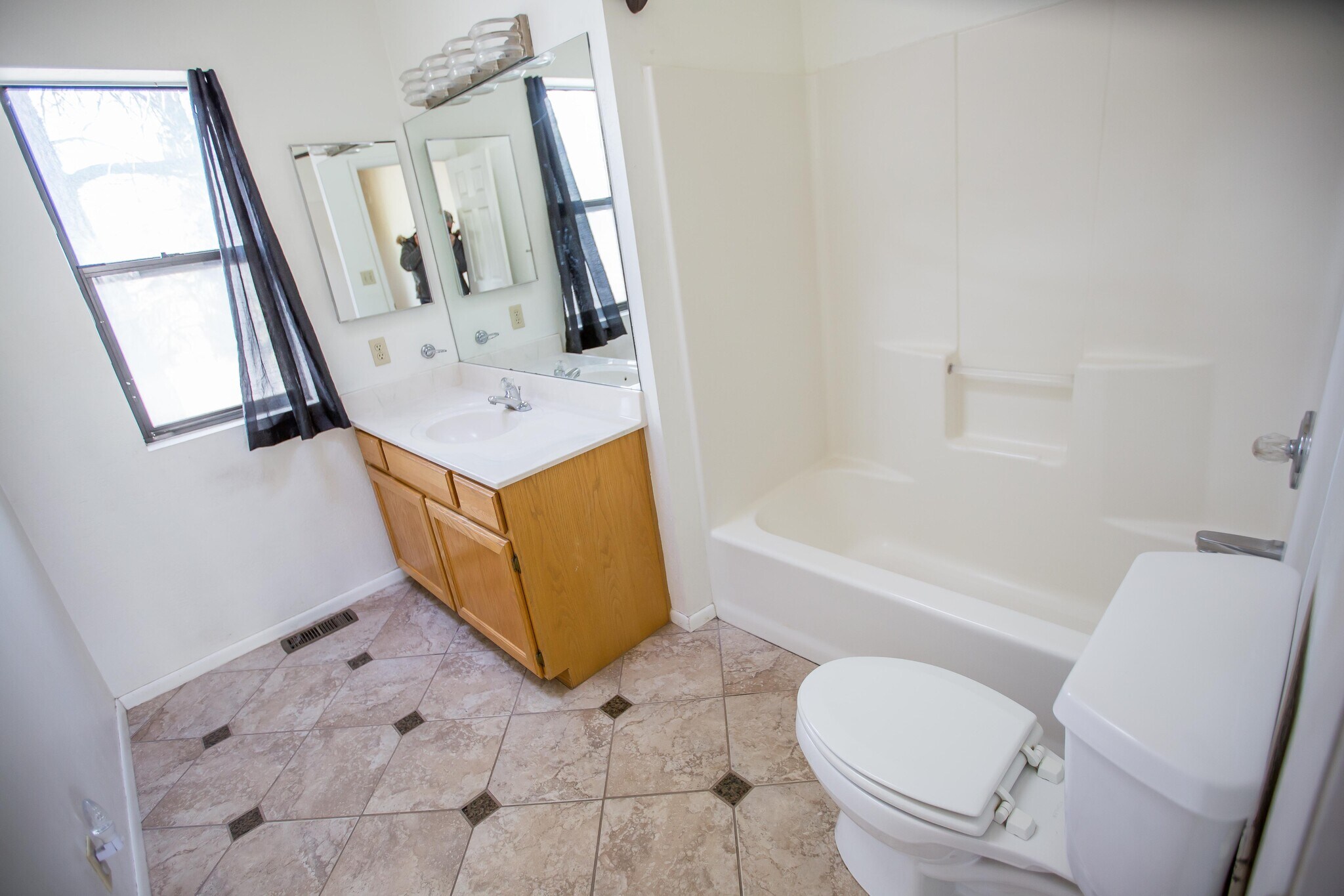 upstairs full bathroom - 2562 N Fox Run Dr