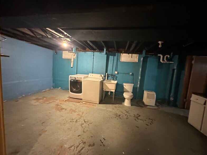 Large laundry area with extra toilet and sink - 1444 Dodge St