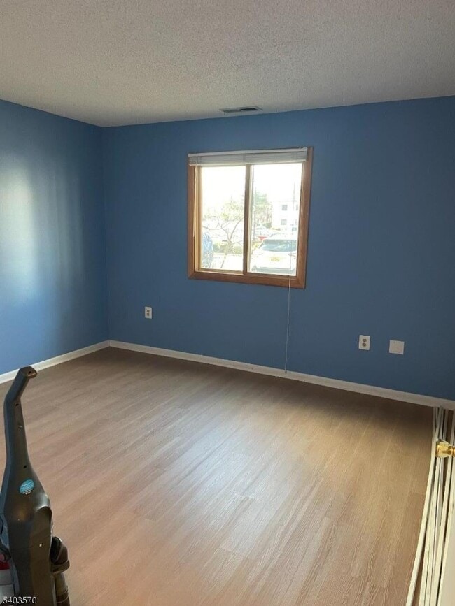 Building Photo - 2107 Ravens Crest Dr