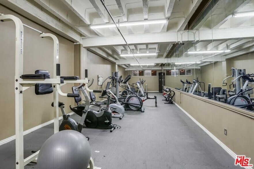 Building Photo - 312 W 5th St