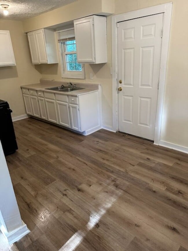 Building Photo - Coming Soon! 2 Bedroom 1 Bath Home!