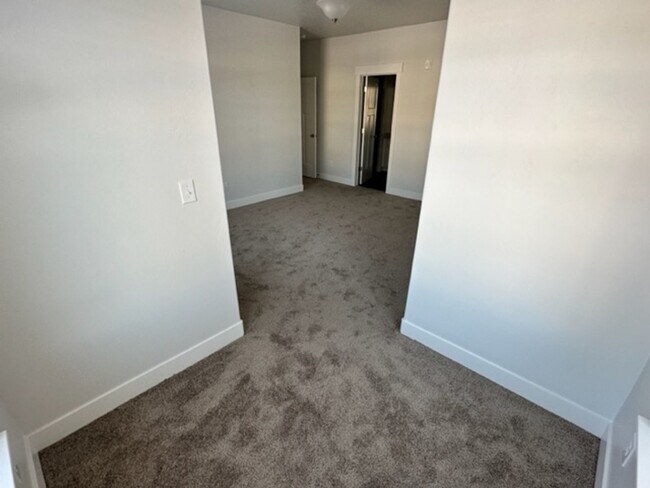 Building Photo - Gorgeous Condo!