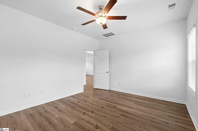 Building Photo - 520 Barbican Pl