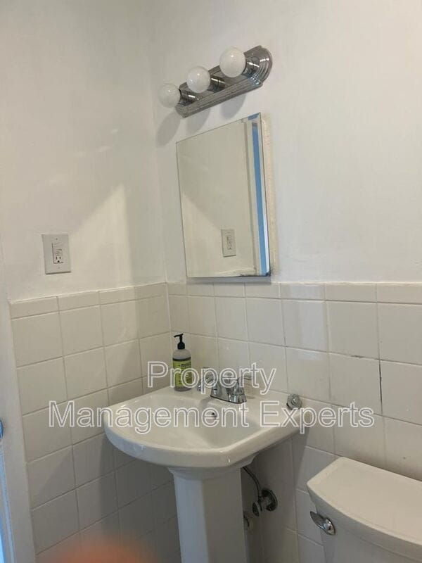 Building Photo - 2330-Glendale Terrace -C2