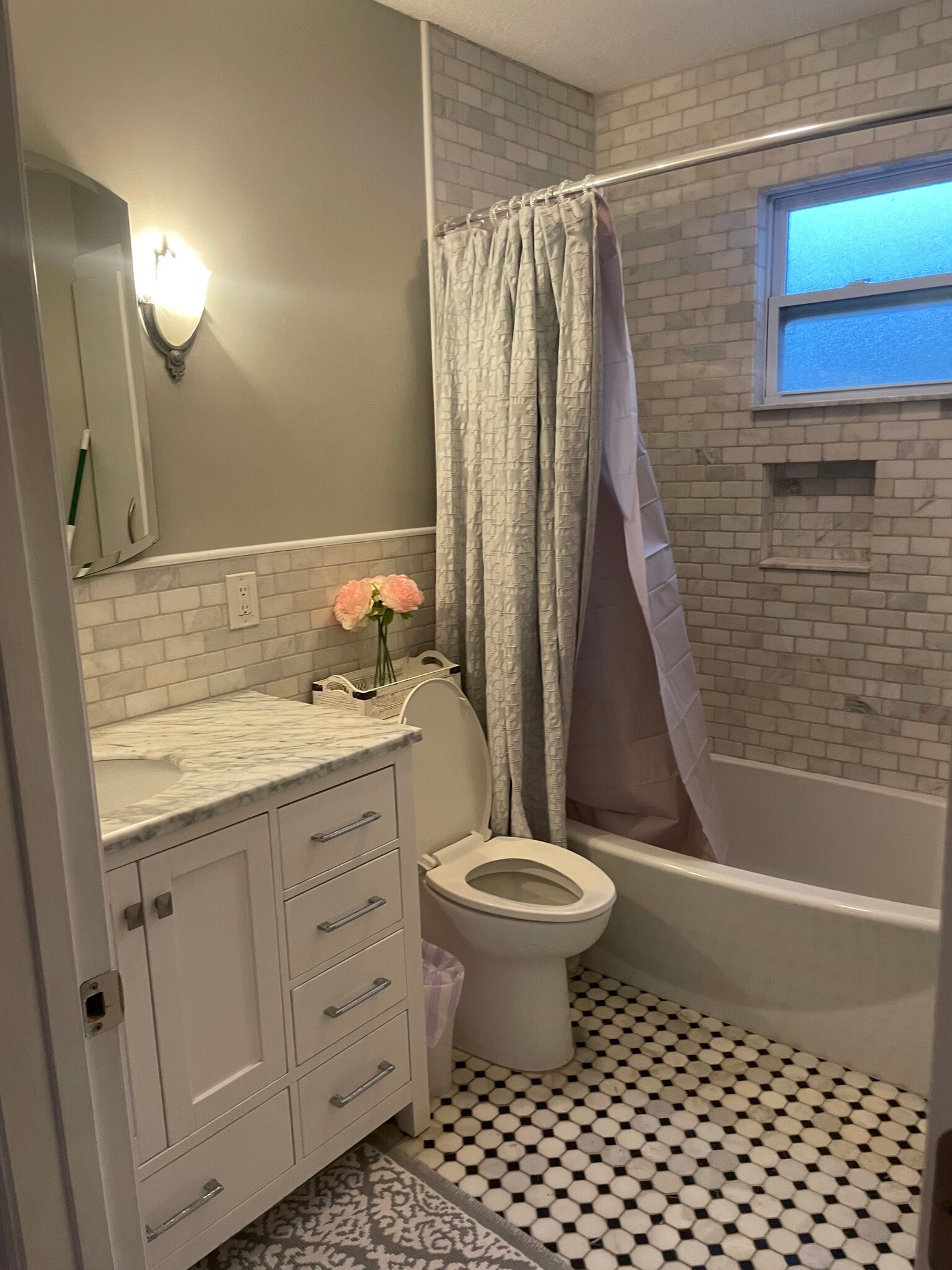 Building Photo - 205 W 26th Ave