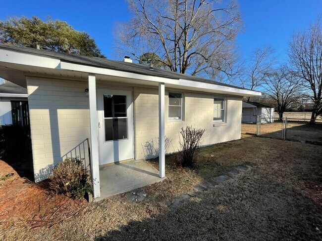 Building Photo - 108 N Saratoga St