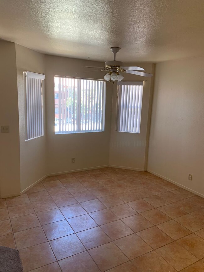 Building Photo - 2 bedroom, 2 bathroom upstairs condo in Ro...