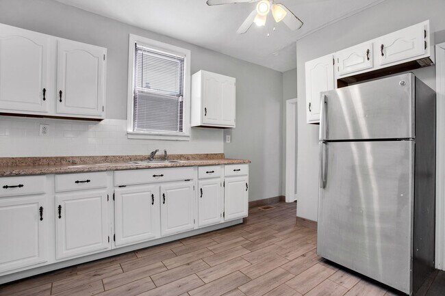 Building Photo - Updated 3 Bedroom 1 Bath with Off Street P...