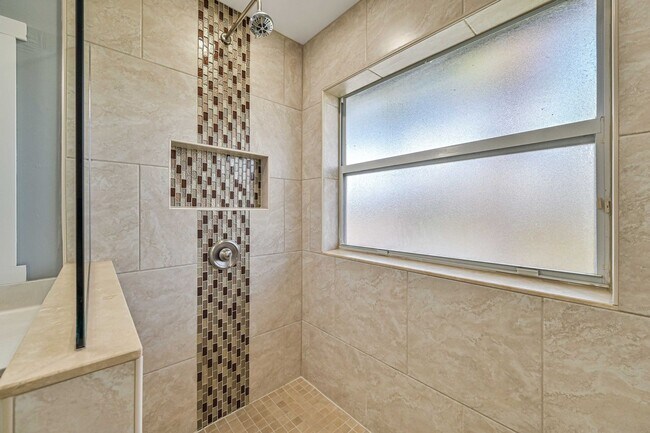 Building Photo - SHORT TERM (6.1 - 11.30) Gorgeous home in ...