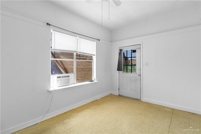 Building Photo - 606 E Kelly Ave
