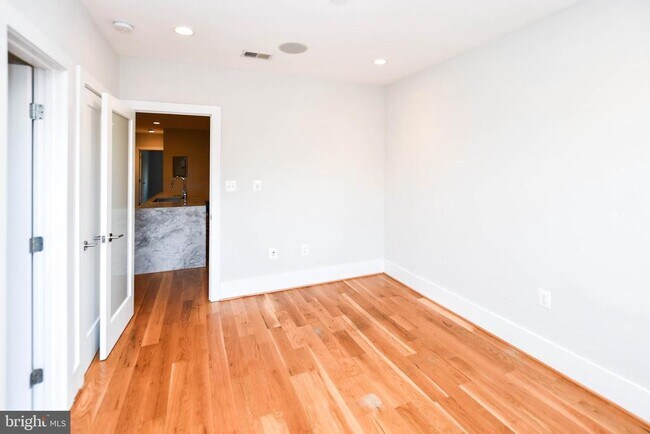Building Photo - 913 Quincy St NE