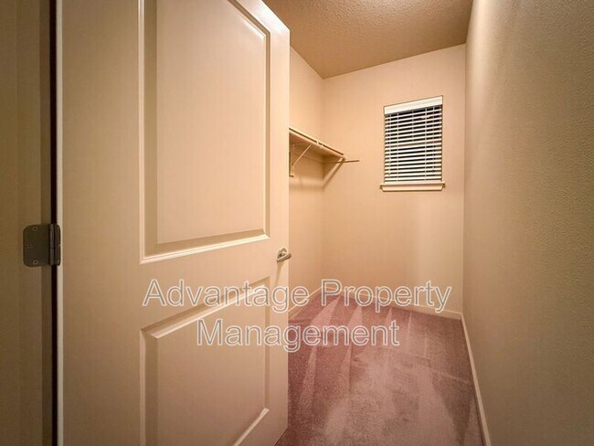 Building Photo - 523 Catron St N