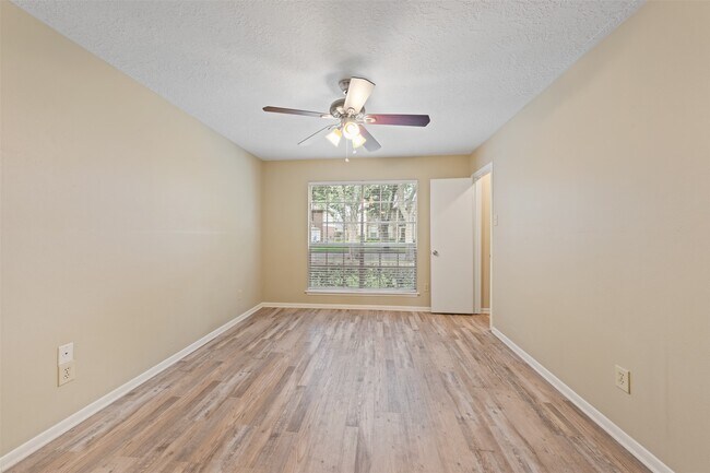 Building Photo - 211 Scarlet Maple Dr