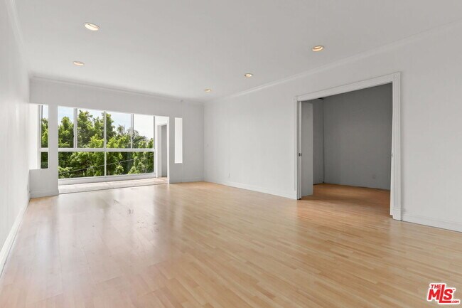 Building Photo - 8550 Holloway Dr